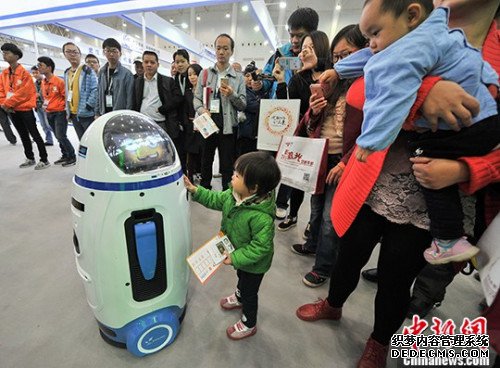 资料图:一款家庭用智能机器人吸引小朋友目光。 <a target='_blank' href='http://www.chinanews.com/' _fcksavedurl='http://www.chinanews.com/'>中新社</a>记者 张畅 摄