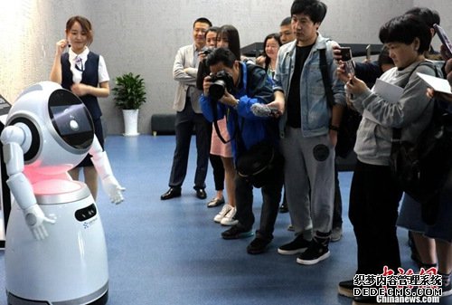 资料图:浙江宁波机器人体验馆展出智能机器人。<a target='_blank' href='http://www.chinanews.com/' _fcksavedurl='http://www.chinanews.com/'>中新社</a>记者 何蒋勇 摄